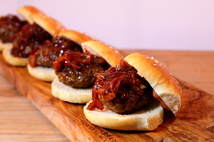 Voorwaardelijk woestenij Morse code Recept: broodje hamburger met barbecuesaus - I Love Food & Wine
