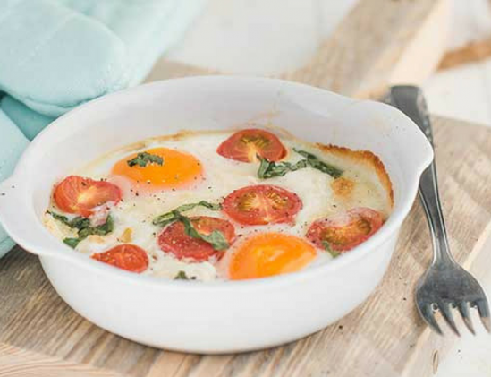 Makkelijk, snel en gezond recept van eieren met geitenkaas uit de oven. O.a. met cherrytomaatjes, ei, geitenkaas