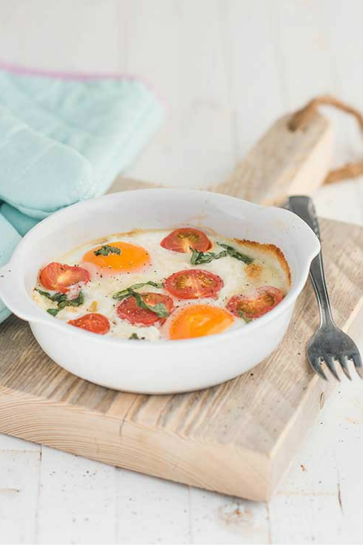 Makkelijk, snel en gezond recept van eieren met geitenkaas uit de oven. O.a. met cherrytomaatjes, ei, geitenkaas 