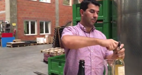 Zoran Peev van Dalvina Winery opent fles