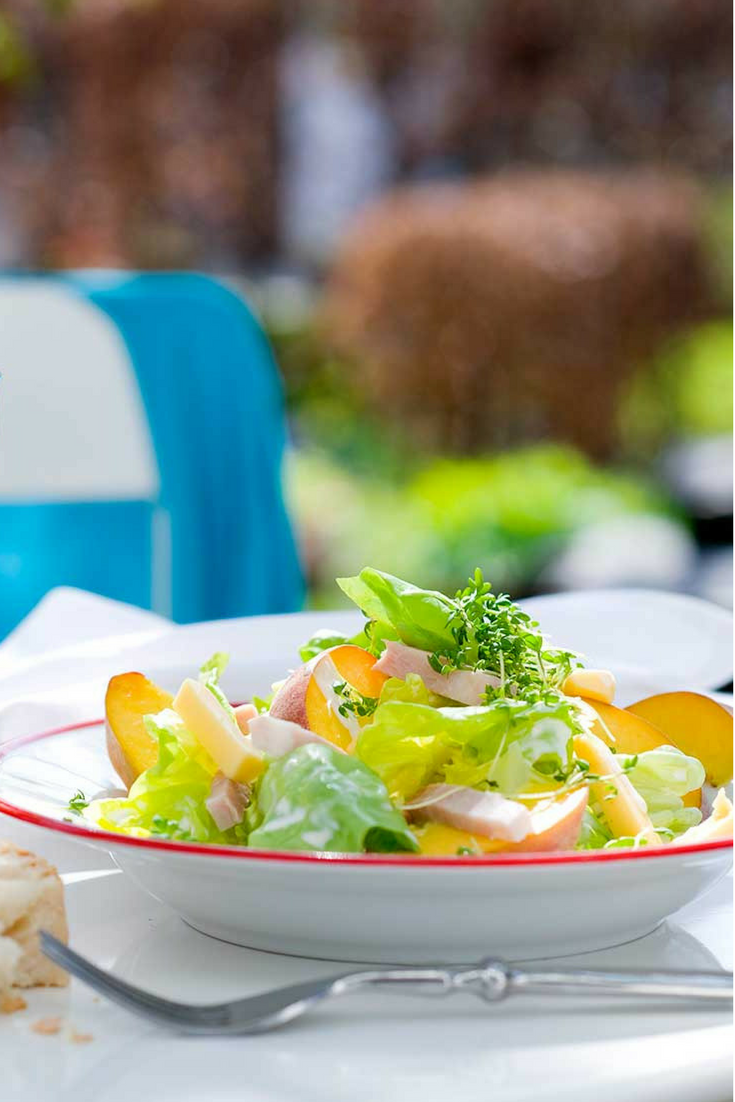 Deze snelle en makkelijke salade smaakt heerlijk fris door de knapperige kropsla en de zoetzure verse perzik. De romige dressing maakt hem smeuïg. Kaas en ham geven een bite. Combineer deze salade met een ronde witte wijn. Je kunt hem als voorgerecht serveren, maar ook als lunch- of bijgerecht Bovendien in 10 minuten op tafel! #salade