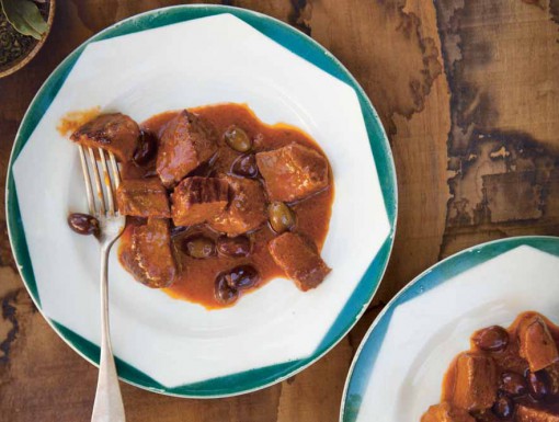Kalfsvlees met olijven uit het kookboek De Keuken van Corsica