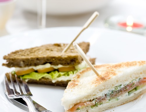 Mini-sandwiches met zalm of kip