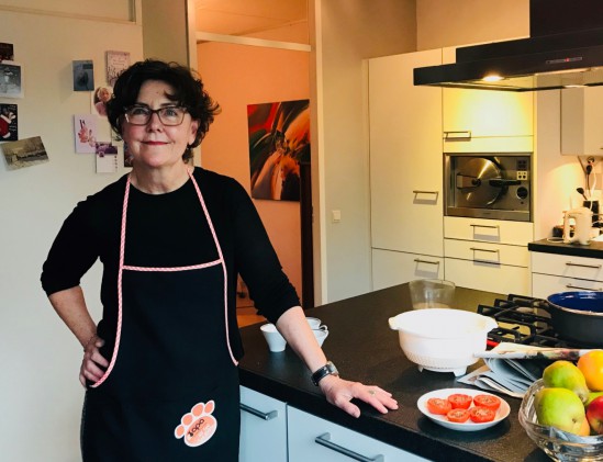 Mieke van Laarhoven in de keuken; een van de auteurs van I Love Food & Wine