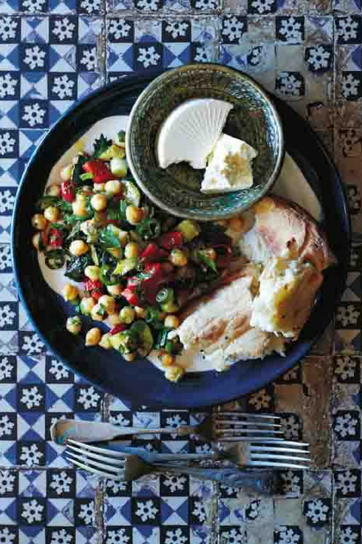 Met deze kikkererwten-salade, Kabakli Nohut salatas, als basis zet je in een hand-om-draai een vegetarische maaltijd op tafel. Hoe? Heel gemakkelijk door er blokjes feta aan toe te voegen; zo maak je er een maaltijdsalade van. Eet er nog wat knapperig Turks brood bij en klaar is kees. Dit ecept komt uit het kookboek Turks Tafelen 
