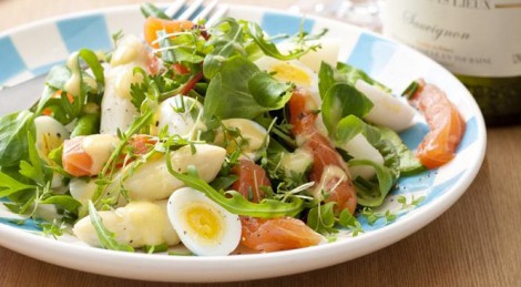 Asperge salade met kwartelei en zalm