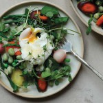Salade van voorjaarsgroenten en gepocheerd ei
