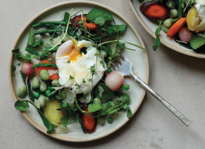 Salade van voorjaarsgroenten en gepocheerd ei
