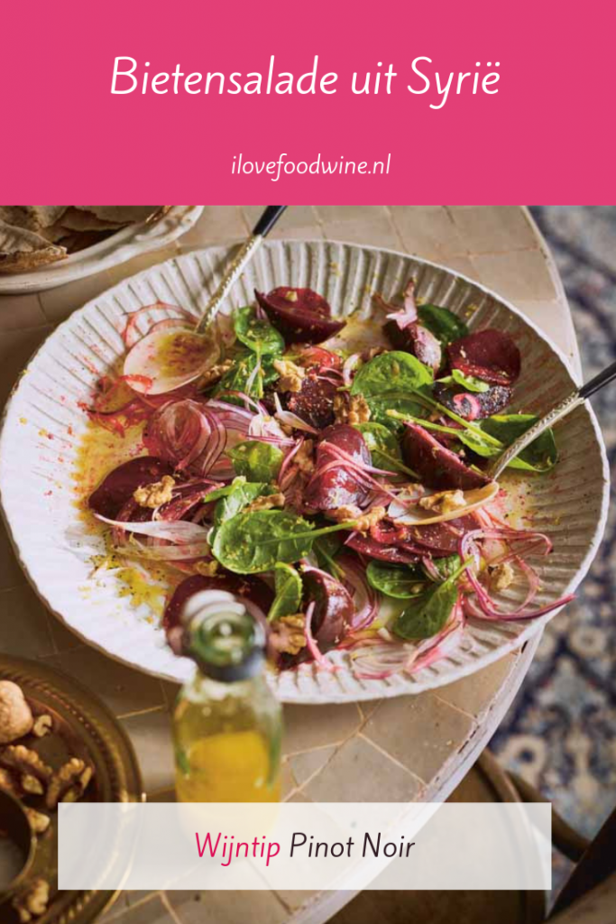 Bietensalade uit Syrië met o.a. fetta, bieten, walnoten en rode ui. Recept uit het kookboek Sumak. Lees recept op de blog #bietensalade