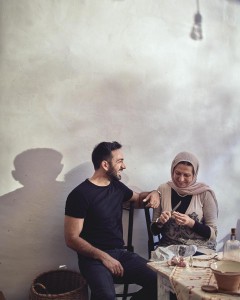 Portret schrijver Anas Atassi met zijn moeder