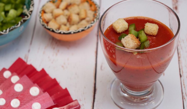 Gazpacho; een koude tomatensoep uit Seville. Snel klaar!