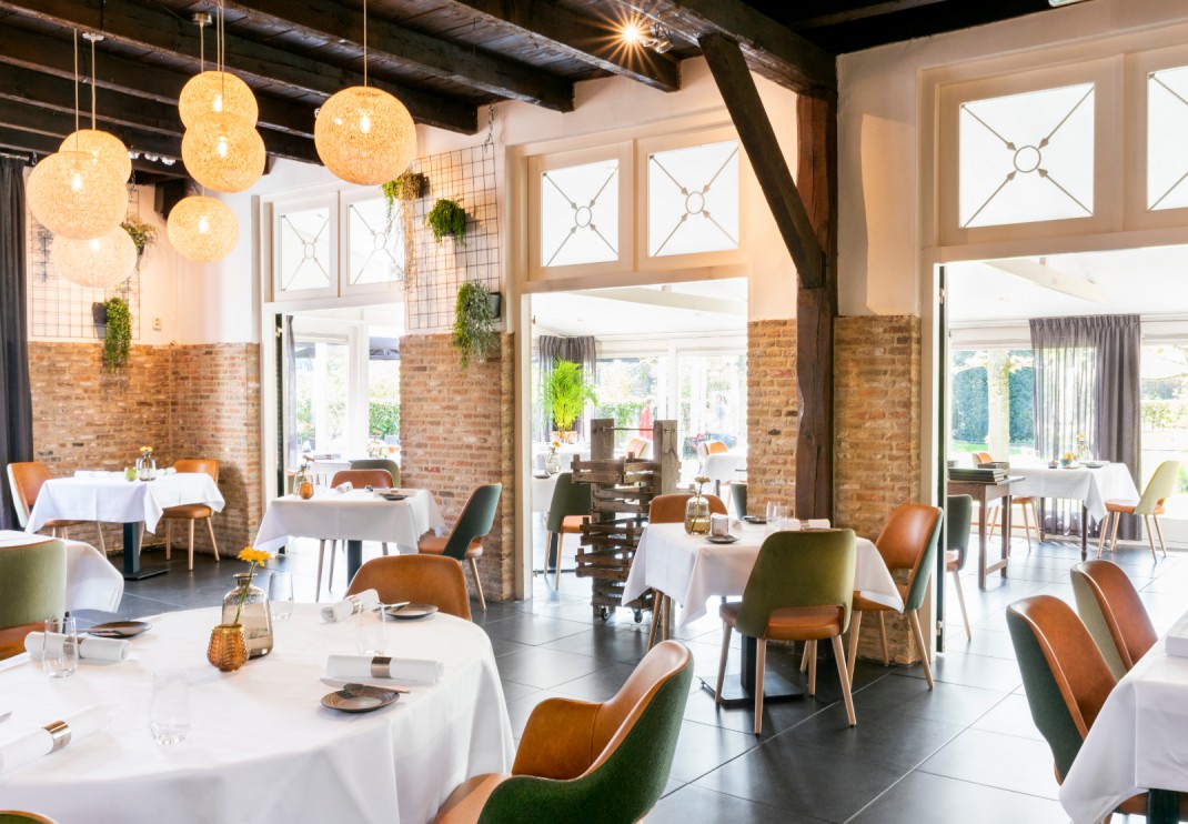 Nieuw interieur restaurant Zout & Citroen in Oosterhout met uitzicht op de tuin