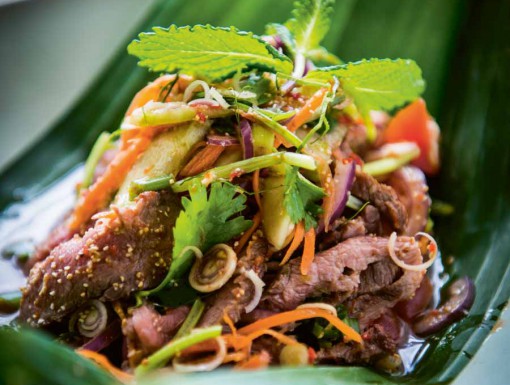 Thaise salade met biefstuk uit het kookboek West eats East