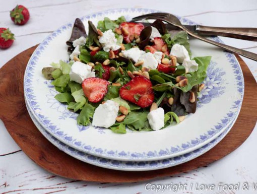 Salade met gemarineerde aardbeien en verse geitenkaas