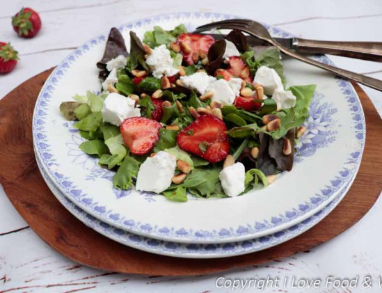 Salade met gemarineerde aardbeien en verse geitenkaas