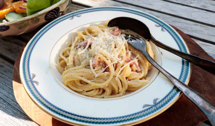 Spaghetti Carbonara MET kaas uit het kookboek Italië van Onno Kleyn