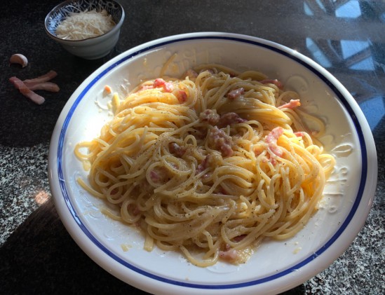 Spaghetti carbonara in schaal