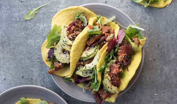 Taco met kipsalade en avocado uit het kookboek taco's & tortilla's