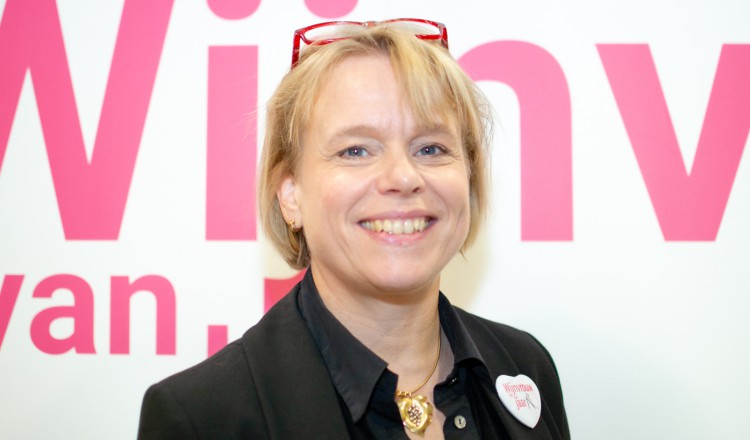 Anja Vondenhoff lachend, genomineerd als Wijnvrouw van het Jaar 2020