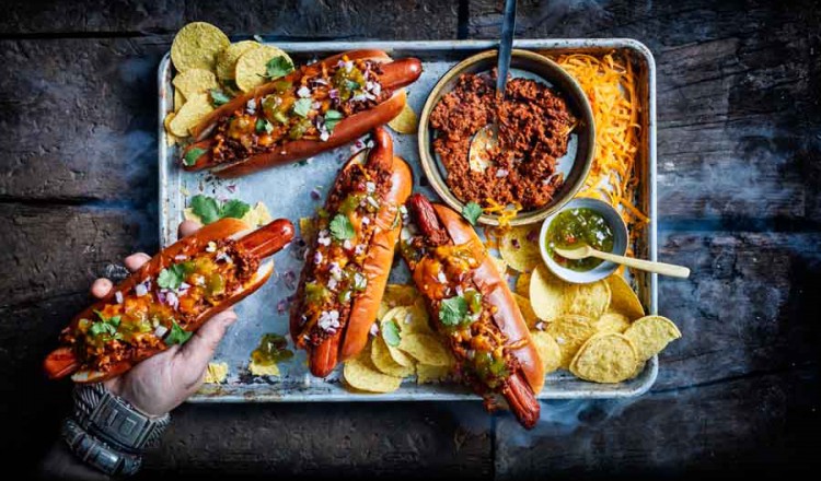 Broodje hotdog van Jord Althuizen uit het kookboek Burgers & BBQ Bites