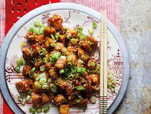 Tempé in hoisinsaus uit het kookboek Chinese Take Away Veggie
