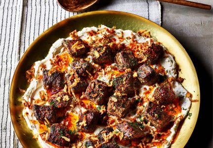 Gemarineerde biefstuk met labneh uit Simply van Sabrina Ghayour