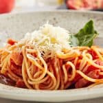 Spaghetti all'amatriciana, spaghetti met spek en tomaat