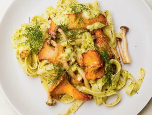 Tagliatelle met paddenstoelen en dille uit het kookboek Greenfeast van Nigel Slater