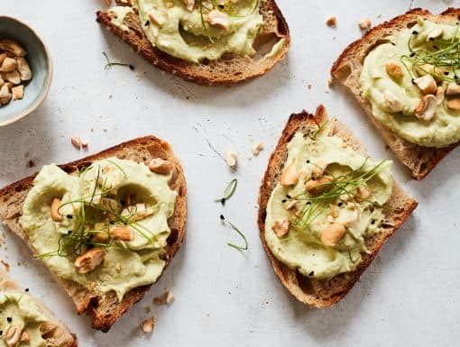 Vegan broodbeleg: Cashewnoten avocado hummus uit het kookboekje Hemelse hummus