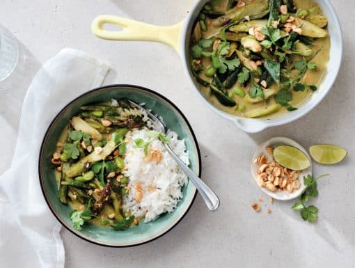 Groene curry met asperges uit het kookboek Easy Dinners van Louise de Brabandere