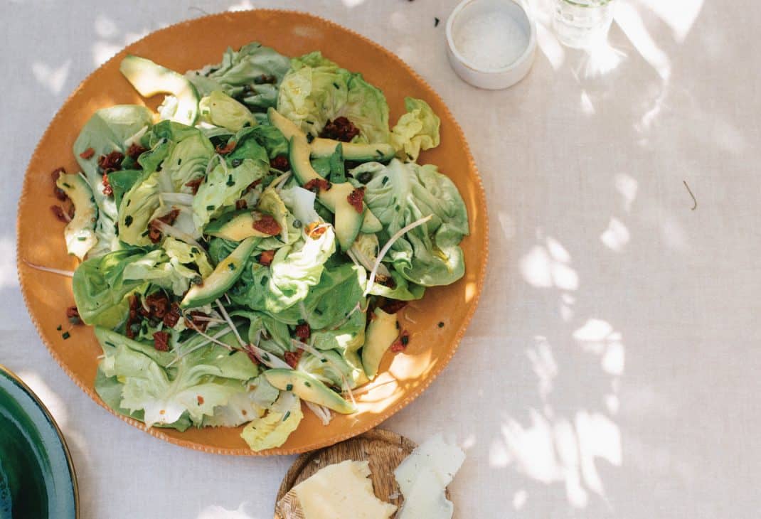 Botersla met ansjovisdressing uit het kookboek Salad Days van Ajda Mehmet