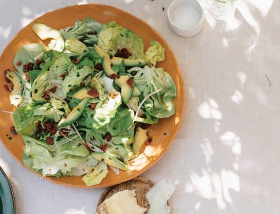 Botersla met ansjovisdressing uit het kookboek Salad Days van Ajda Mehmet