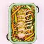 Lamsrack met pistachenoten, wortel en courgette uit het kookboek Snelle Bakplaat van Rukmini Iyer