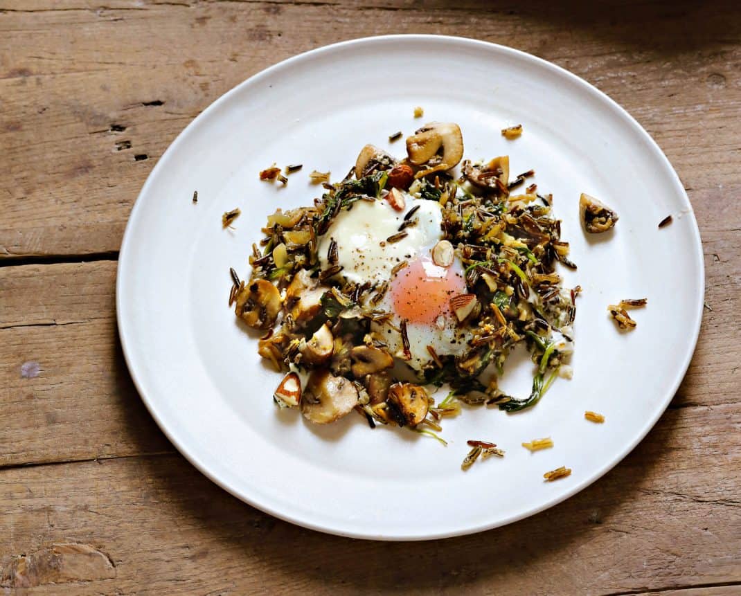 Shakshuka met rode rijst en champignons uit het kookboek Eten als de beste van Hugh Fearnley-Whittingstall