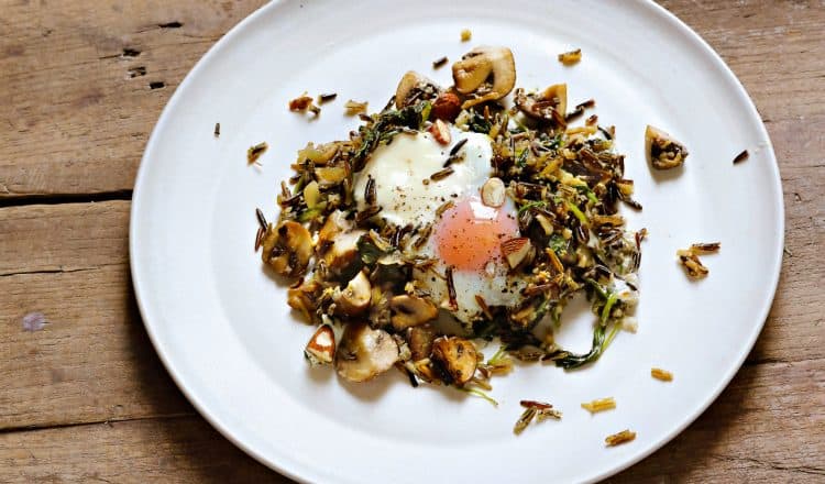 Shakshuka met rode rijst en champignons uit het kookboek Eten als de beste van Hugh Fearnley-Whittingstall