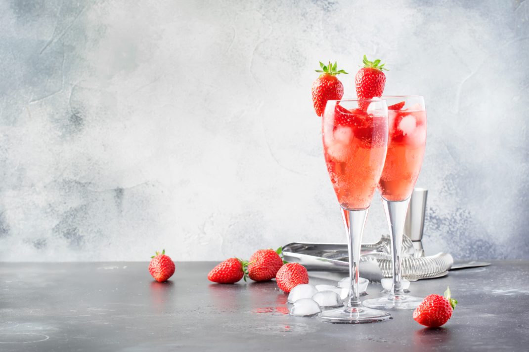 Pink Bellini Rossini cocktail met aardbeien en rosé prosecco -