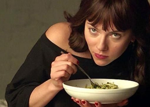 Scarlett Johansson eet Spaghetti aglio e olio uit de film Chef