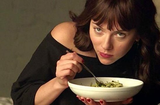 Scarlett Johansson eet Spaghetti aglio e olio uit de film Chef