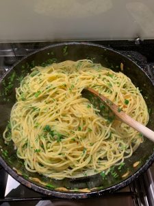 spaghetti aglio e olio in de pan