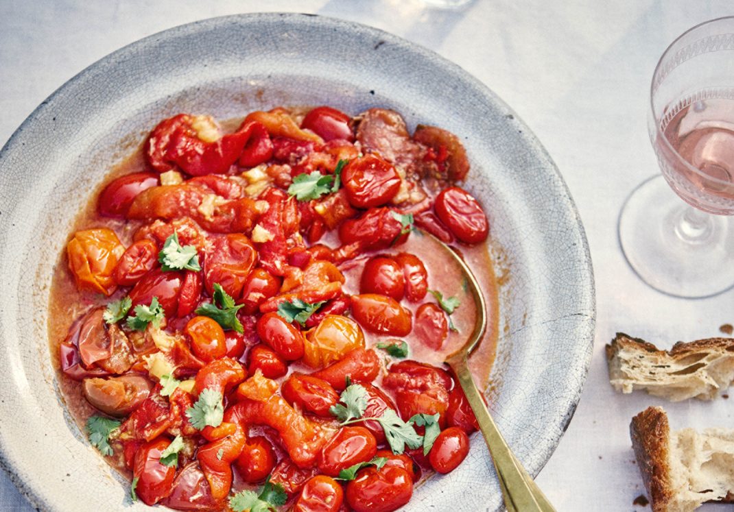 Mediterrane salade met rode paprika en tomaat uit het kookboek MED van Claudia Roden