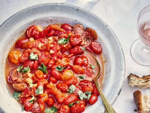 Mediterrane salade met rode paprika en tomaat uit het kookboek MED van Claudia Roden