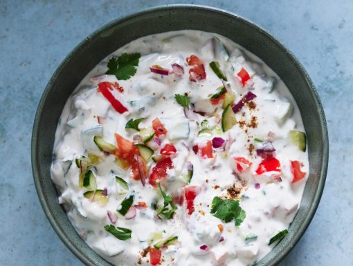 Raita, een verfrissende yoghurtsaus uit het kookboek De Bijbel van de Indiase keuken