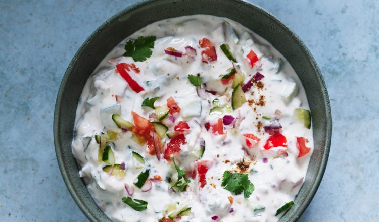 Raita, een verfrissende yoghurtsaus uit het kookboek De Bijbel van de Indiase keuken
