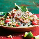 Thaise salade met glasnoedels en garnalen uit het kookboek The Curry Guy Thai van Dan Toombs