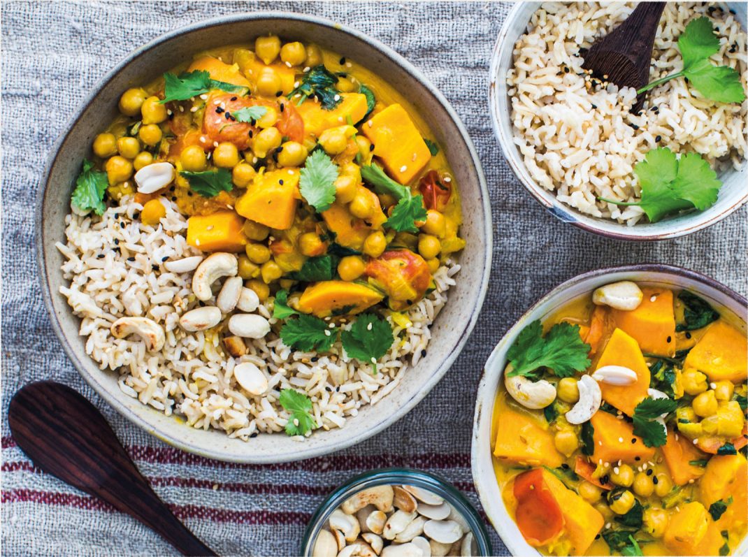 Romige vegan curry met zoete aardappel en kikkererwten uit Be More Vegan van Niki Webster