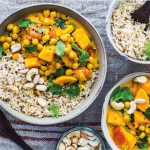 Romige vegan curry met zoete aardappel en kikkererwten uit Be More Vegan van Niki Webster