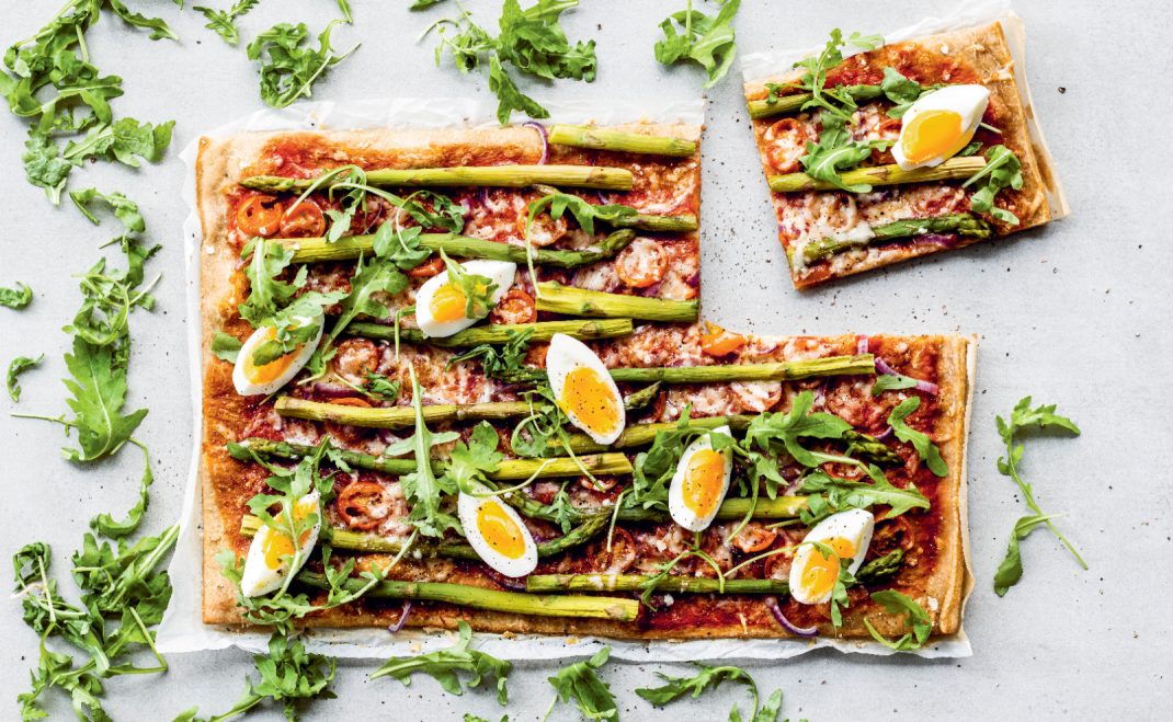 Volkoren pizza met groene asperges uit het kookboekje avondeten zonder vlees