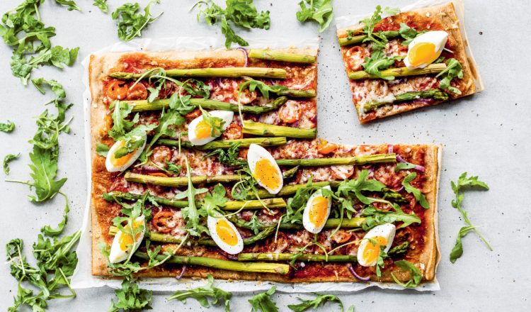 Volkoren pizza met groene asperges uit het kookboekje avondeten zonder vlees
