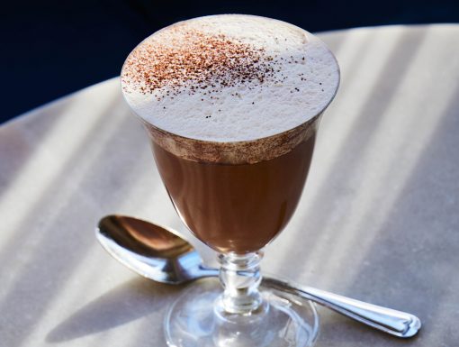 Chocolademousse of mousse au chocolat met koffie uit het kookboek La Table de Caron van Alain Caron