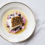 Kabeljauw met bloemkool en saus van vadouvan uit het kookboek La Table de Caron van Alain Caron